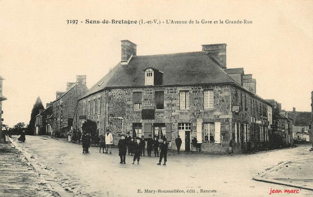 Sens-de-Bretagne - L'Avenue de la Gare et la Grande-Rue.jpg