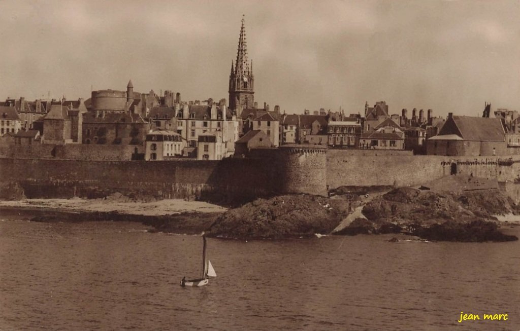 Saint-Malo - Les Remparts et la Ville vus du Grand Bey.jpg