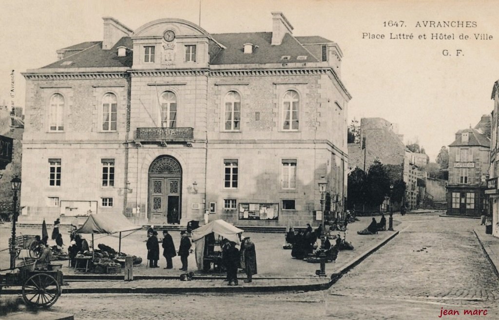Avranches – Place Littré et Hôtel de Ville.jpg