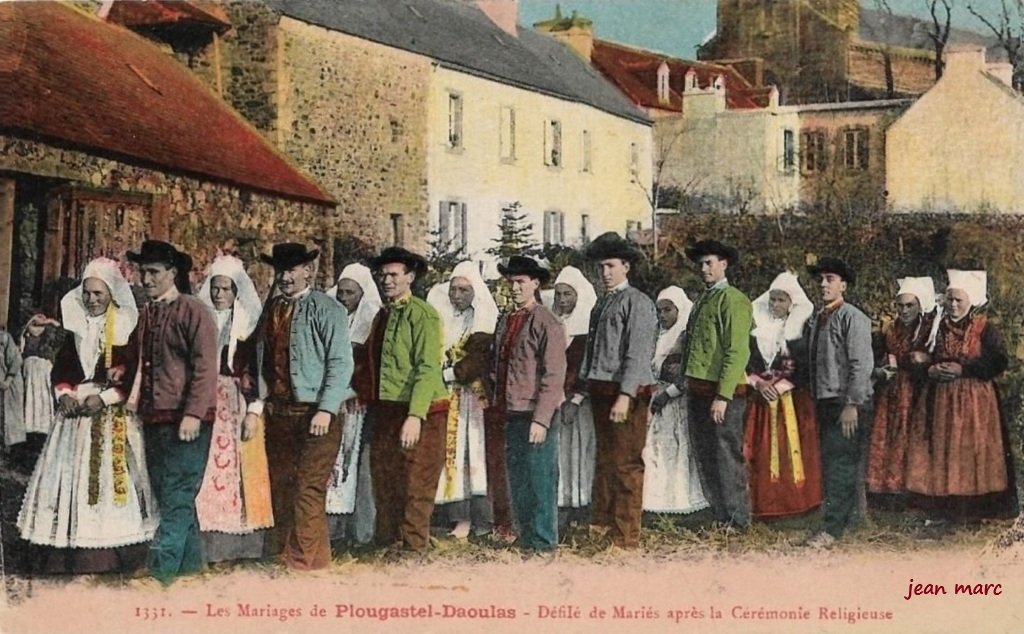Les Mariages de Plougastel-Daoulas - Défilé de mariés après la cérémonie religieuse.jpg