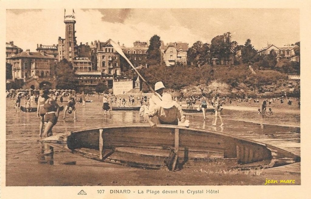 Dinard - La Plage devant le Crystal-Hôtel.jpg