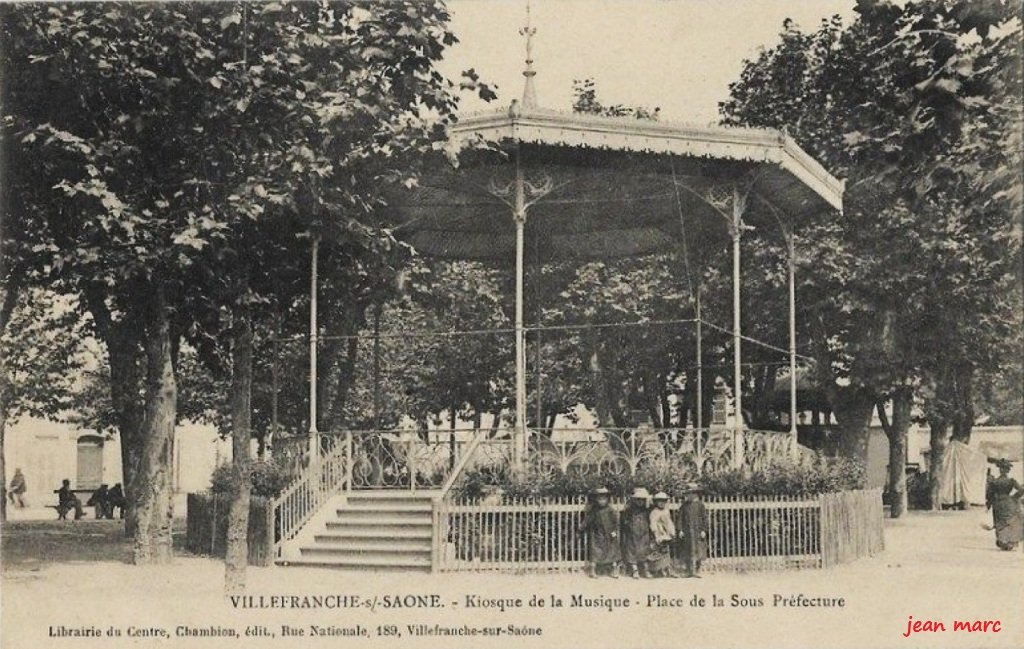 Villefranche-sur-Saône - Kiosque de la Musique - Place de la Sous Préfecture.jpg