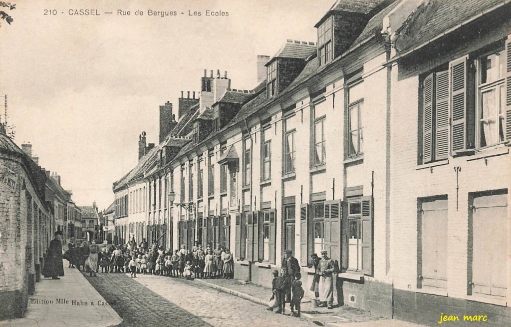 Cassel - Rue de Bergues - Les Écoles.jpg
