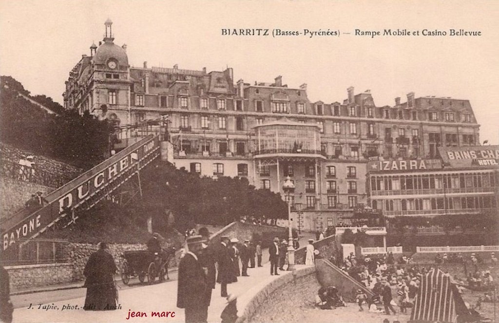Biarritz - Rampe mobile et Casino Bellevue.jpg