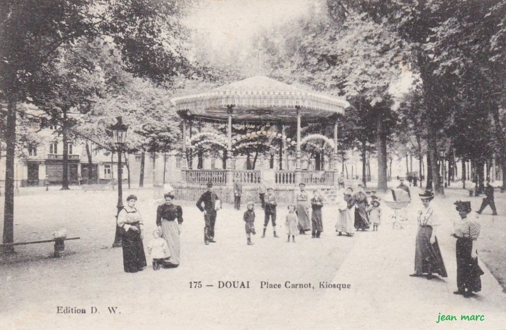 Douai - Place Carnot, Kiosque.jpg