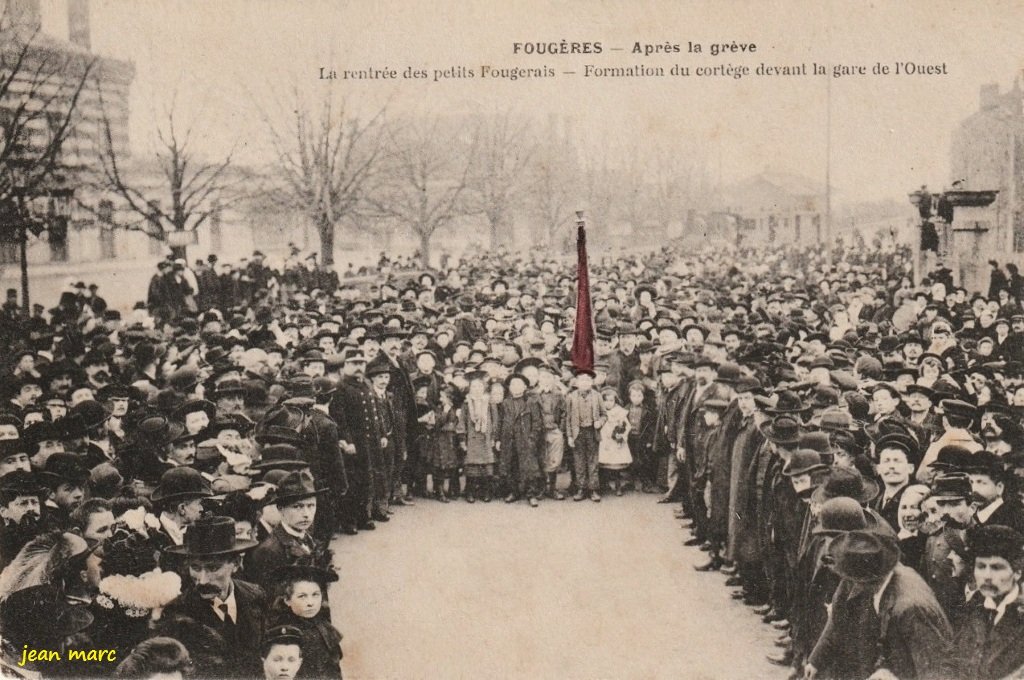 Fougères - Après la Grève - La rentrée des petits fougerais - Formation du cortège devant la gare de l'Ouest.jpg