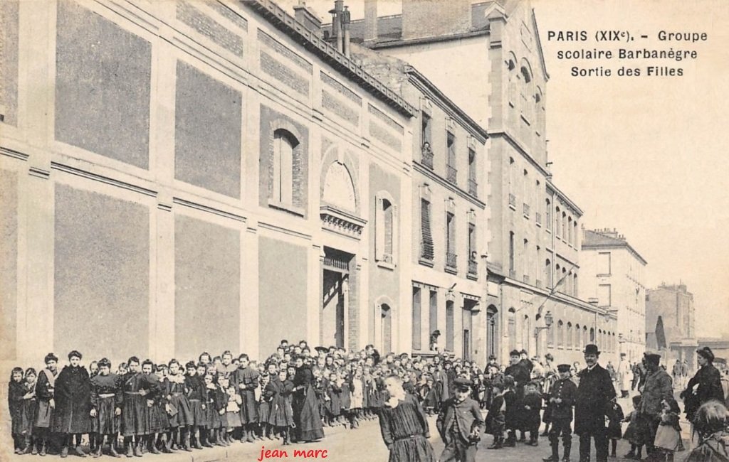 Paris XIXe - Groupe scolaire Barbanègre - Sortie des Filles.jpg