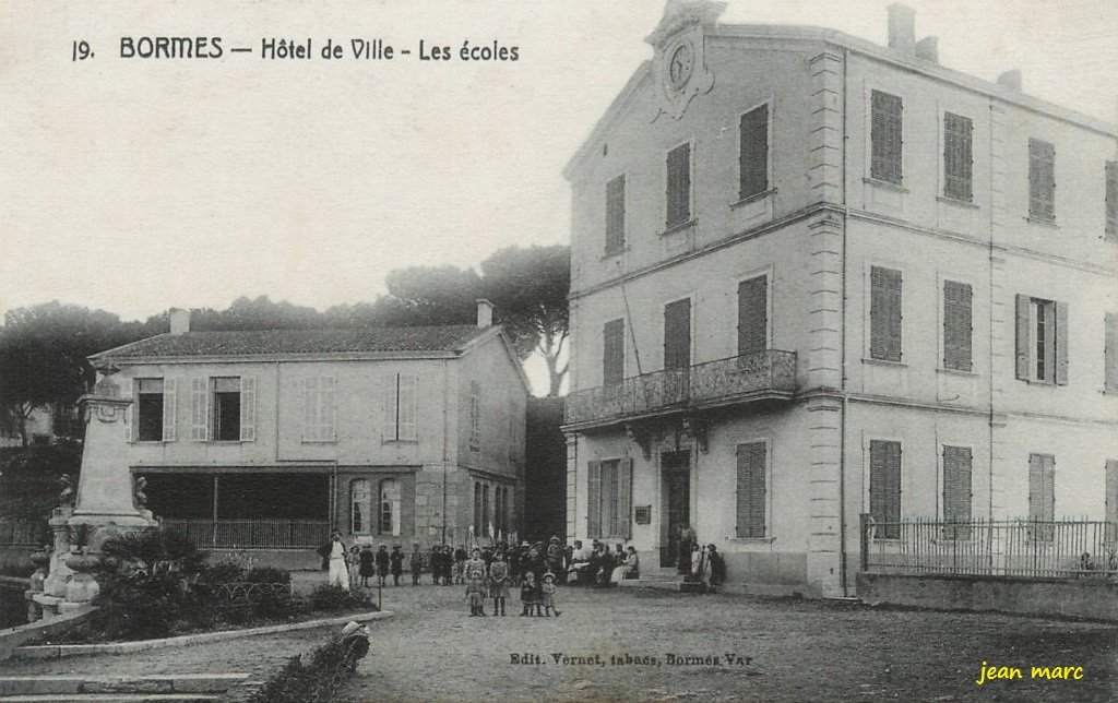 Bormes - Hôtel-de-Ville - Les Écoles.jpg