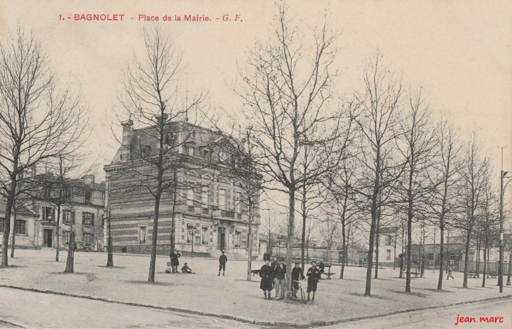 Bagnolet - Place de la Mairie.jpg
