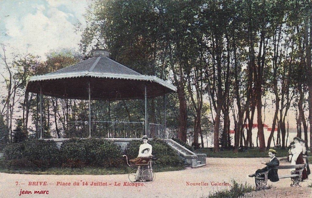 Brive - Place du 14 juillet - Le Kiosque.jpg