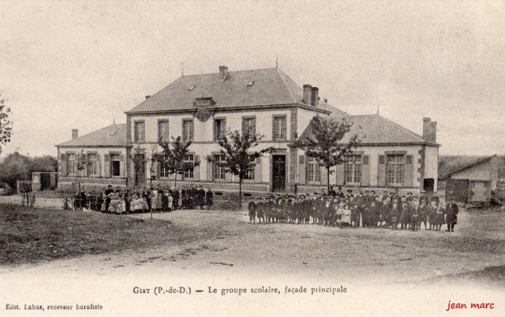 Giat - Le groupe scolaire, façade principale.jpg