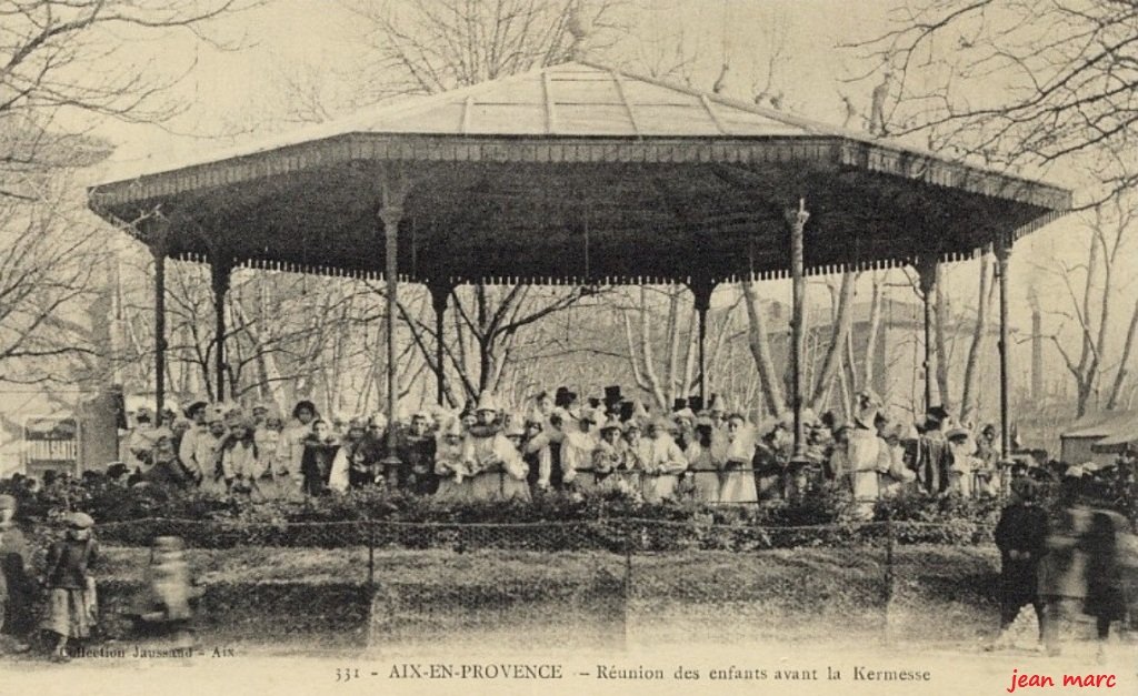 Aix-en-Provence - Réunion des enfants avant la kermesse.jpg