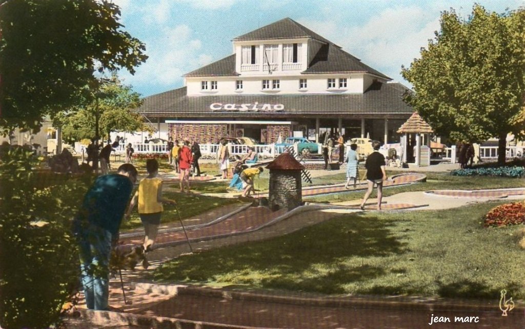 Saint-Quay-Portrieux - Le Casino et son joli Golf miniature.jpg