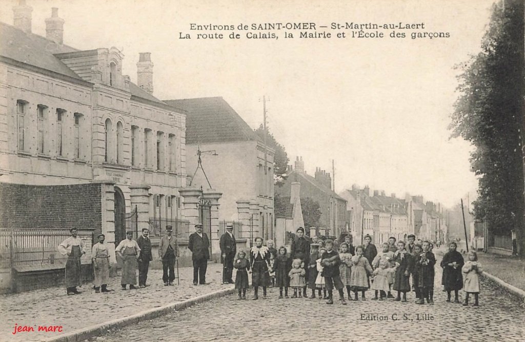 Saint-Martin-au-Laert - La Route de Calais, la Mairie et l'École des garçons.jpg