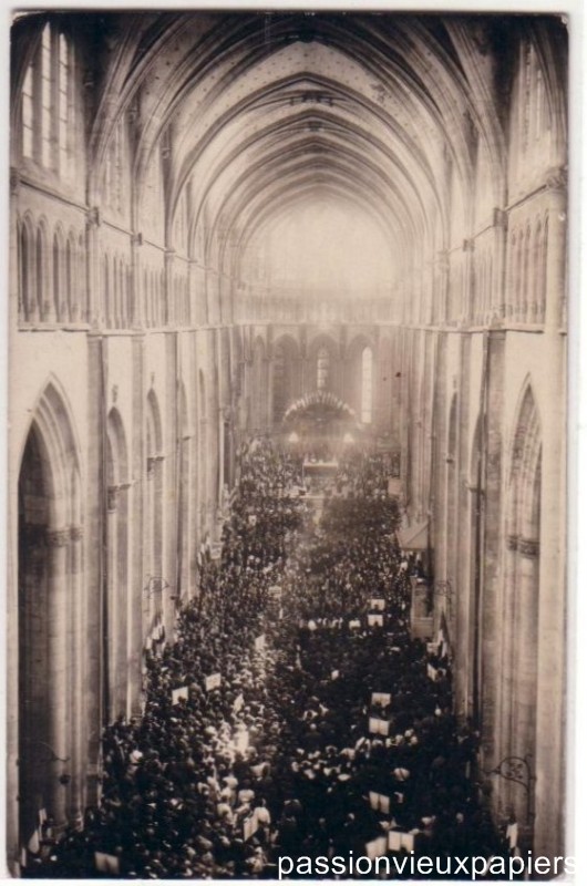 Cathédrale bondée 2.JPG