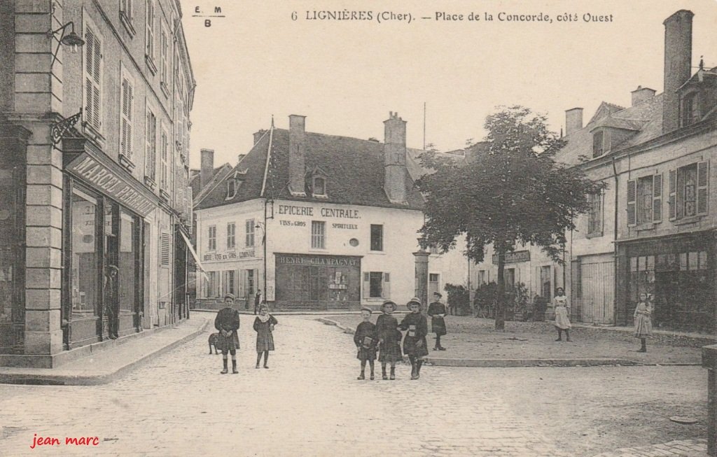 Lignières - Place de la Concorde, côté Ouest.jpg