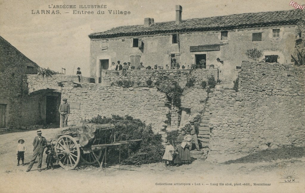 07-Larnas - Entrée du Village - Coll artistique Lux - Lang fils ainé phot édit.jpg