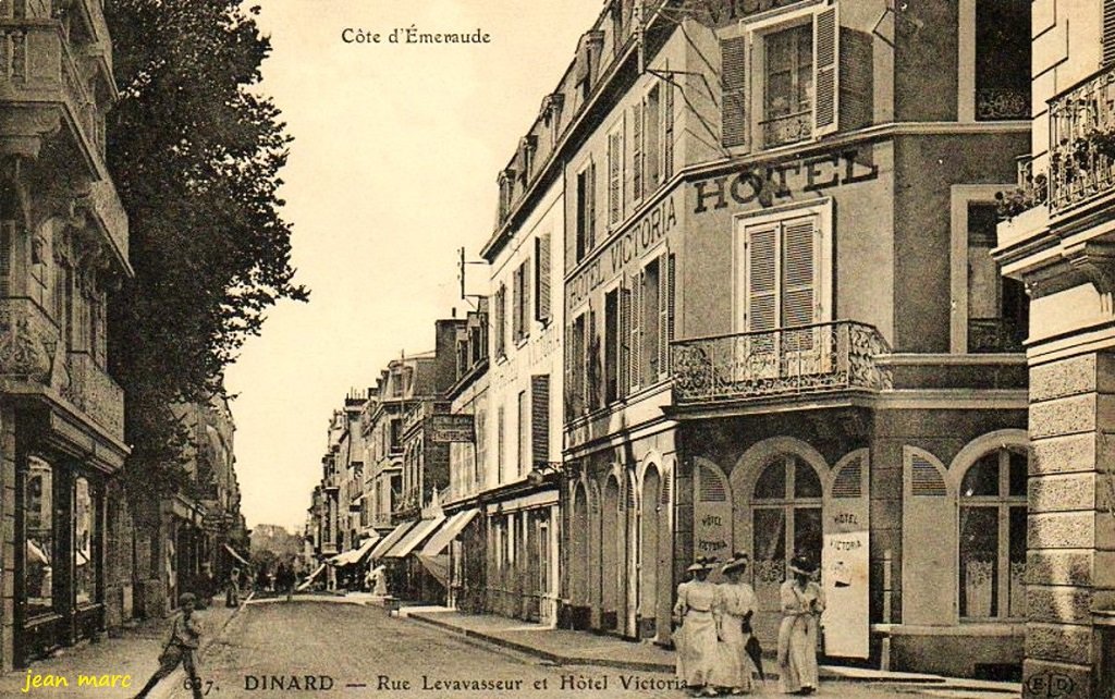 Dinard - Rue Levavasseur et Hôtel Victoria.jpg