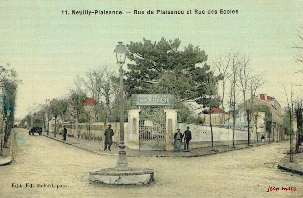 Neuilly-Plaisance - Rue de Plaisance et rue des Écoles.jpg