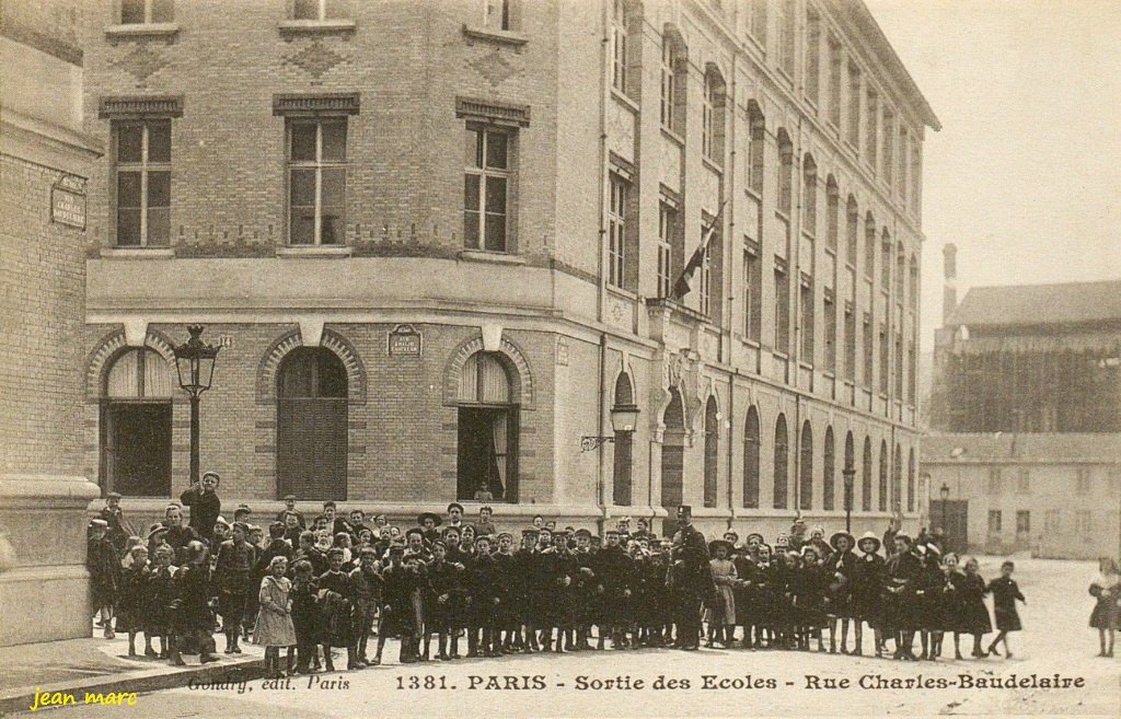 Paris XIIe - Sortie des Écoles rue Charles Baudelaire.jpg