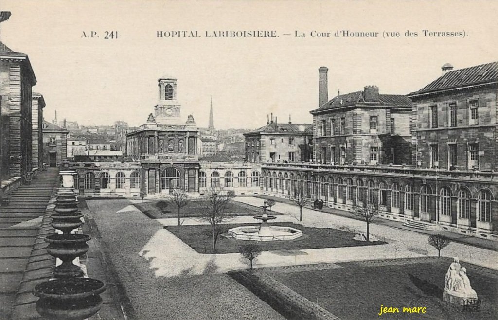 Paris Xe - Hôpital Lariboisière - La Cour d'honneur vue des Terrasses.jpg