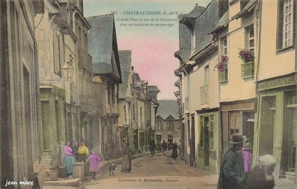 Châteaugiron - Grande Rue ou rue de la Madeleine avec ses maisons du moyen-âge.jpg