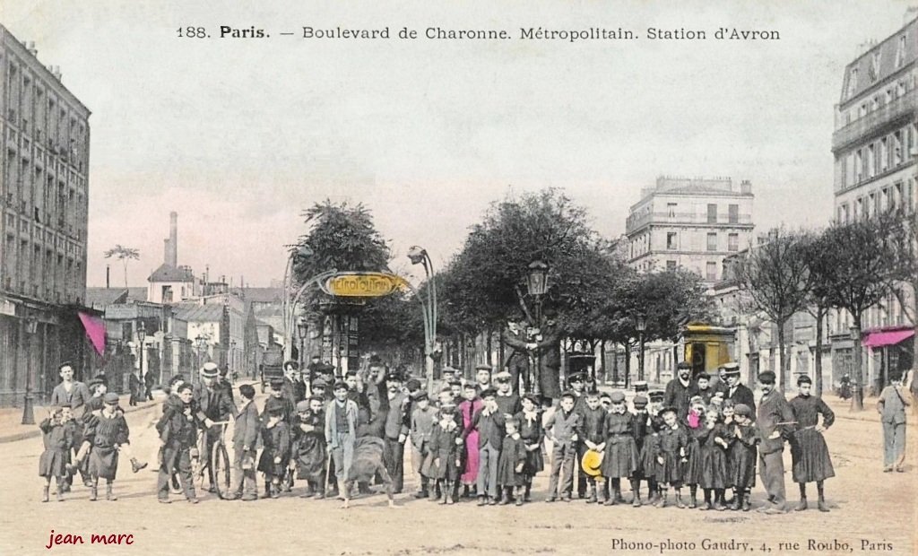 Paris XXe - Boulevard de Charonne - Métropolitain - Station d'Avron.jpg