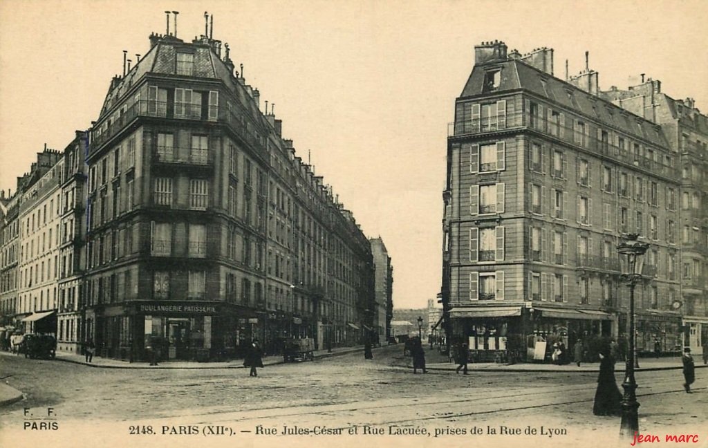 Paris XIIe - Rue Jules César et Rue Lacuée, prises de la Rue de Lyon.jpg
