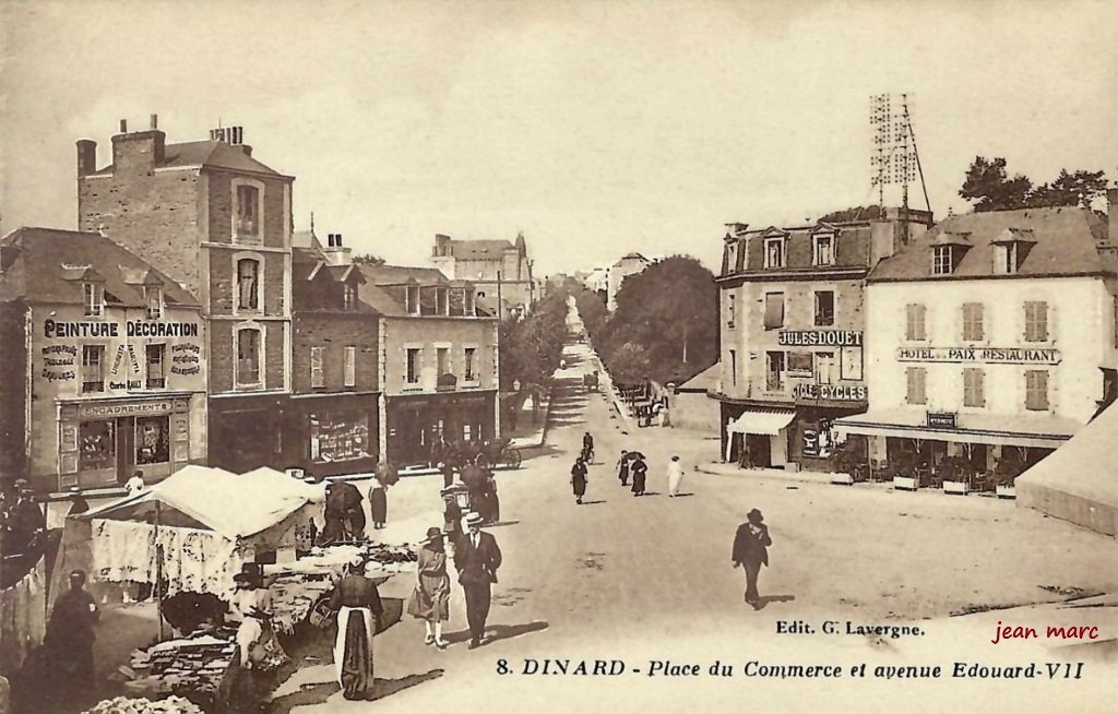 Dinard - Place du Commerce et Avenue Édouard VII.jpg