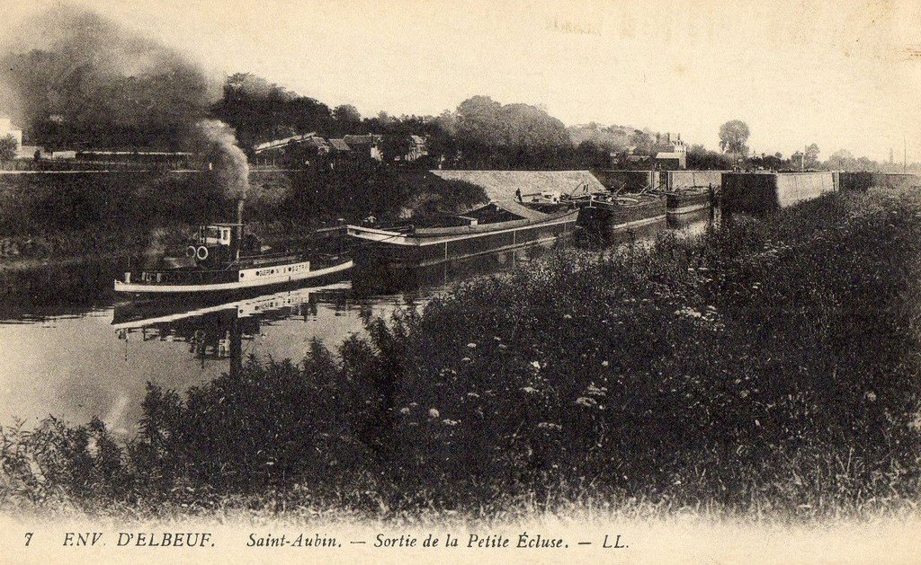 Saint-Aubin les Elbeuf (7) Lég Penchée.jpg