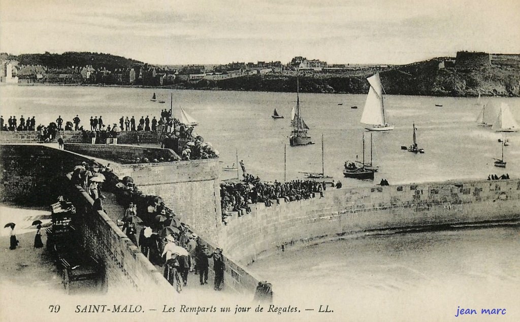 Saint-Malo - Les Remparts un jour de Régates.jpg