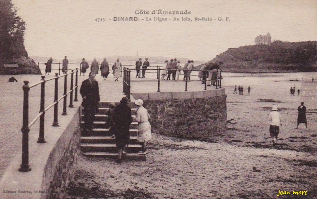 Dinard - La digue, au loin Saint-Malo.jpg