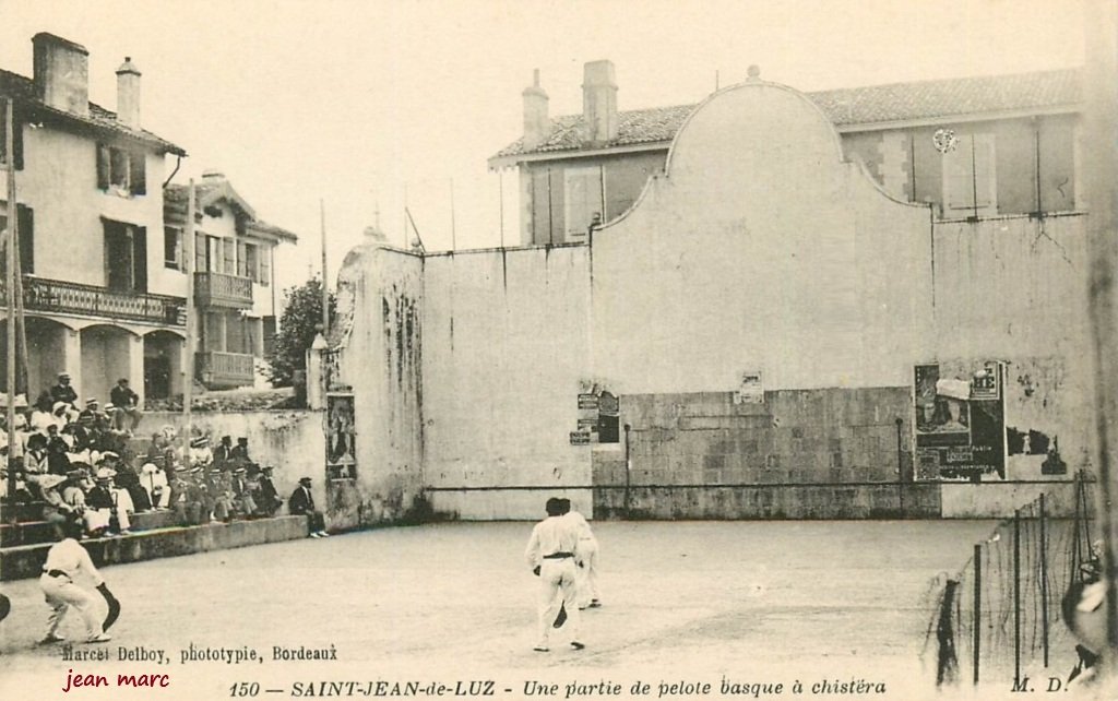 Saint-Jean-de-Luz - Une partie de pelote basque à chistéra.jpg