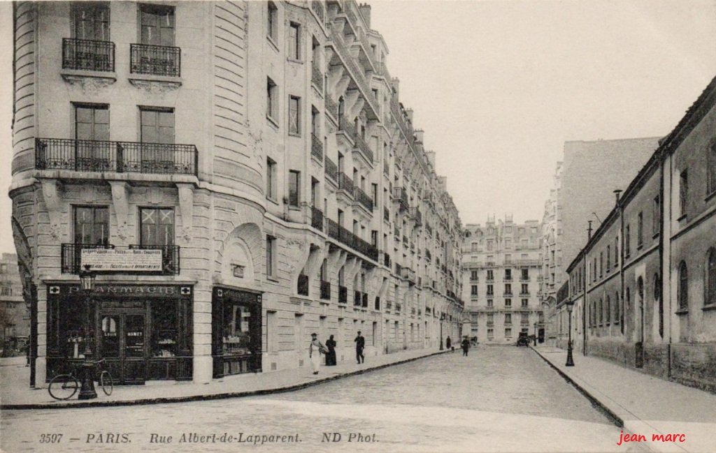 Paris VIIe - Rue Albert de Lapparent.jpg