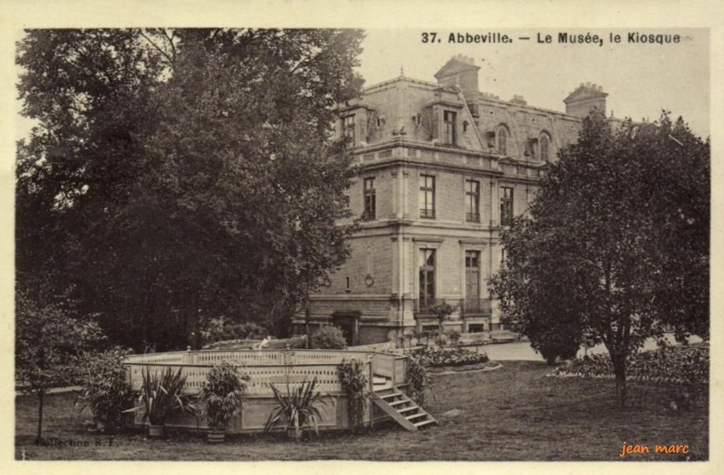 Abbeville - Le Musée, le Kiosque.jpg