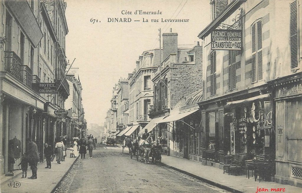 Dinard - La rue Levavasseur.jpg
