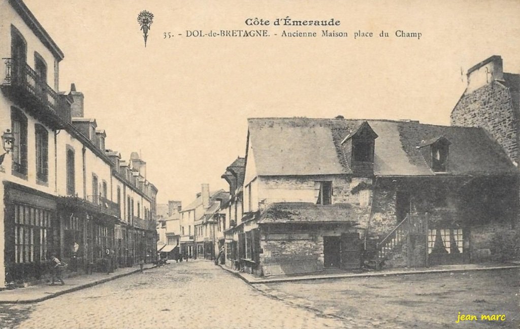 Dol - Ancienne Maison place du Champ.jpg