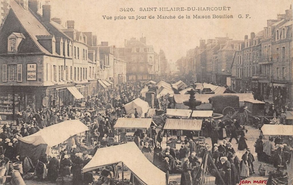 Saint-Hilaire-du-Harcouët – Vue prise un jour de Marché de la Maison Bouillon.jpg