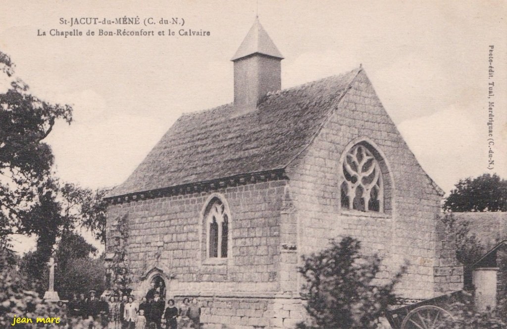 Saint-Jacut-du-Méné - La Chapelle de Bon-Réconfort et le Calvaire.jpg