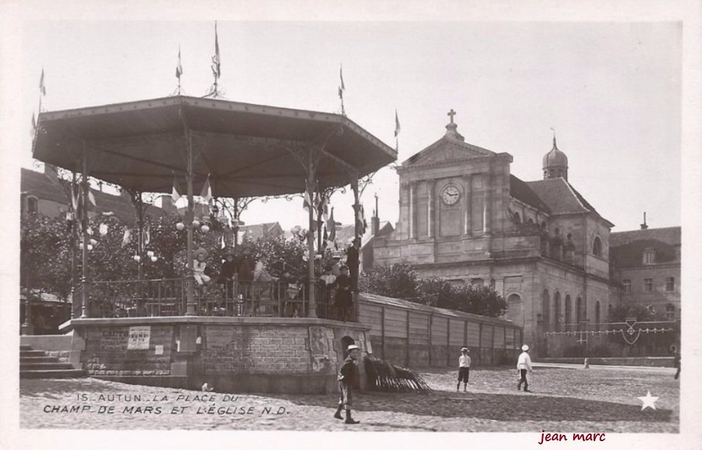 Autun - La Place du Champ-de-Mars et l'Eglise N.D..jpg