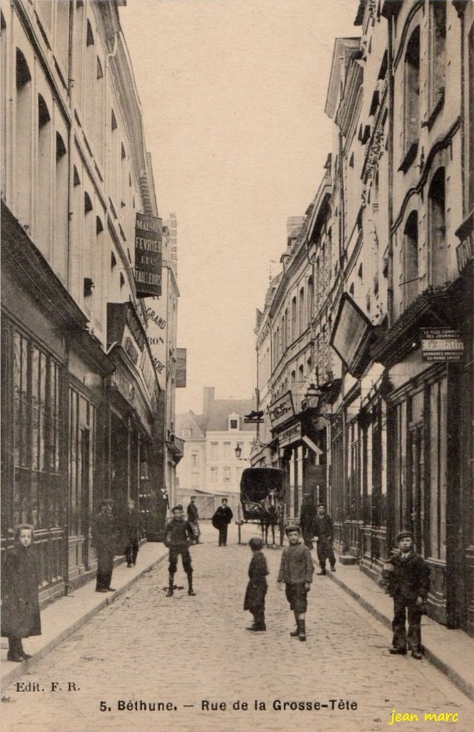 Béthune - Rue Grosse-Tête vue de la rue des Treilles.jpg