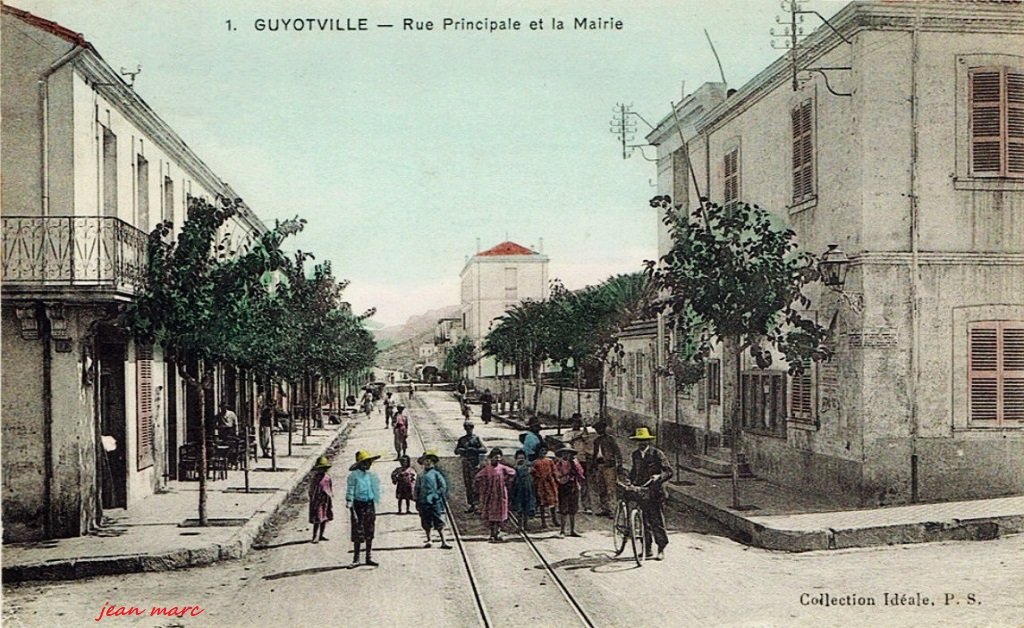 Guyotville - La Rue Principale et la Mairie.jpg