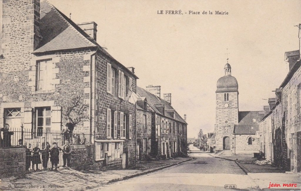 Le Ferré - Place de la Mairie.jpg
