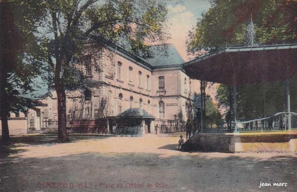 Beaulieu - Place de l'Hôtel de Ville.jpg