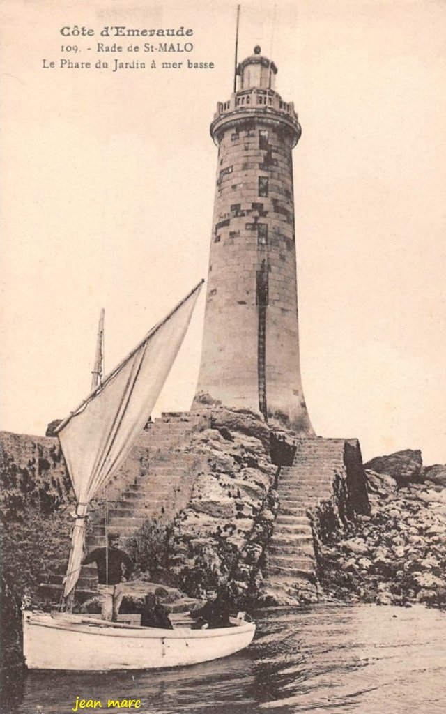 Saint-Malo - Le Phare du Jardin à marée basse.jpg