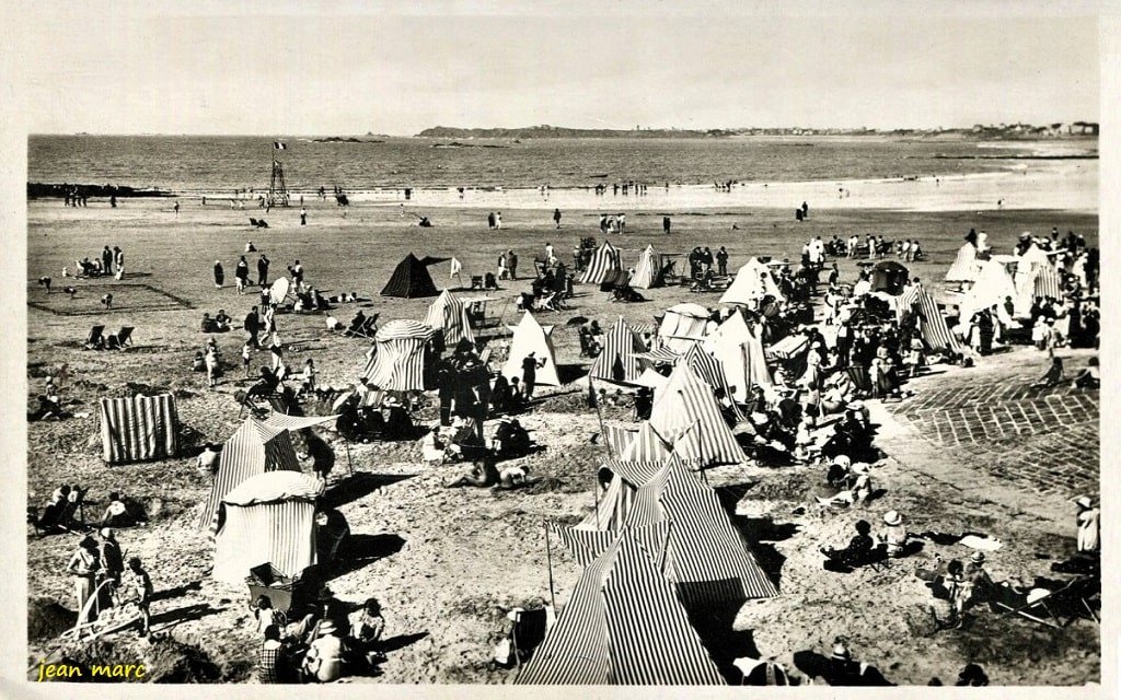 Saint-Malo - Plage de l'Eventail, dans le lointain Paramé et Pointe de la Varde.jpg