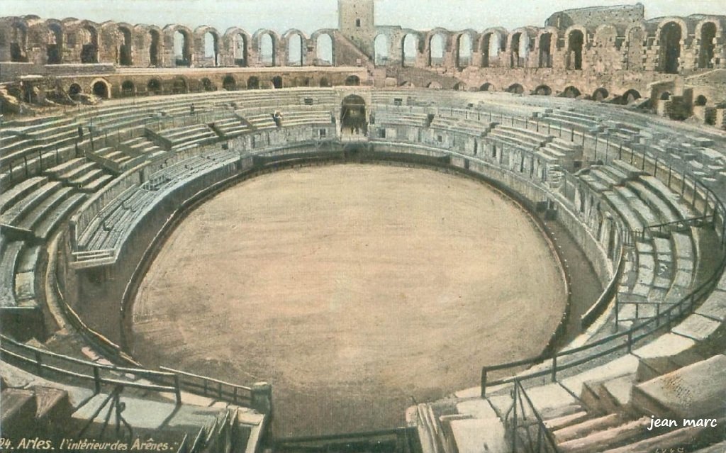 Arles - L'intérieur des Arènes.jpg