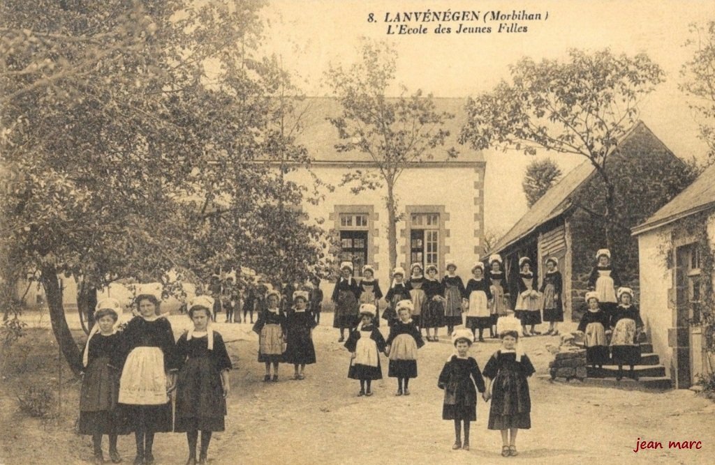 Lanvénégen - L'École des jeunes filles.jpg