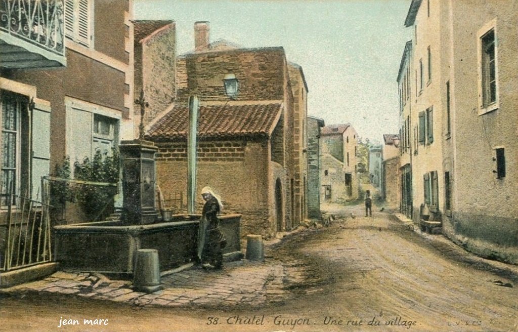 Châtel-Guyon - Une rue du village.jpg