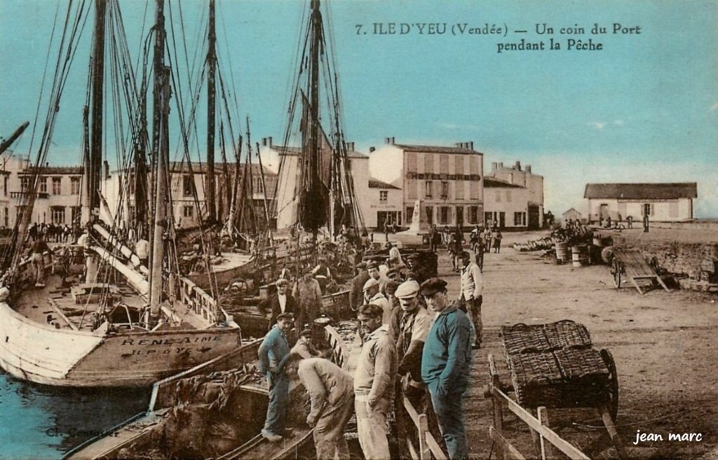 Ile d'Yeu - Un coin du port pendant la pêche.jpg